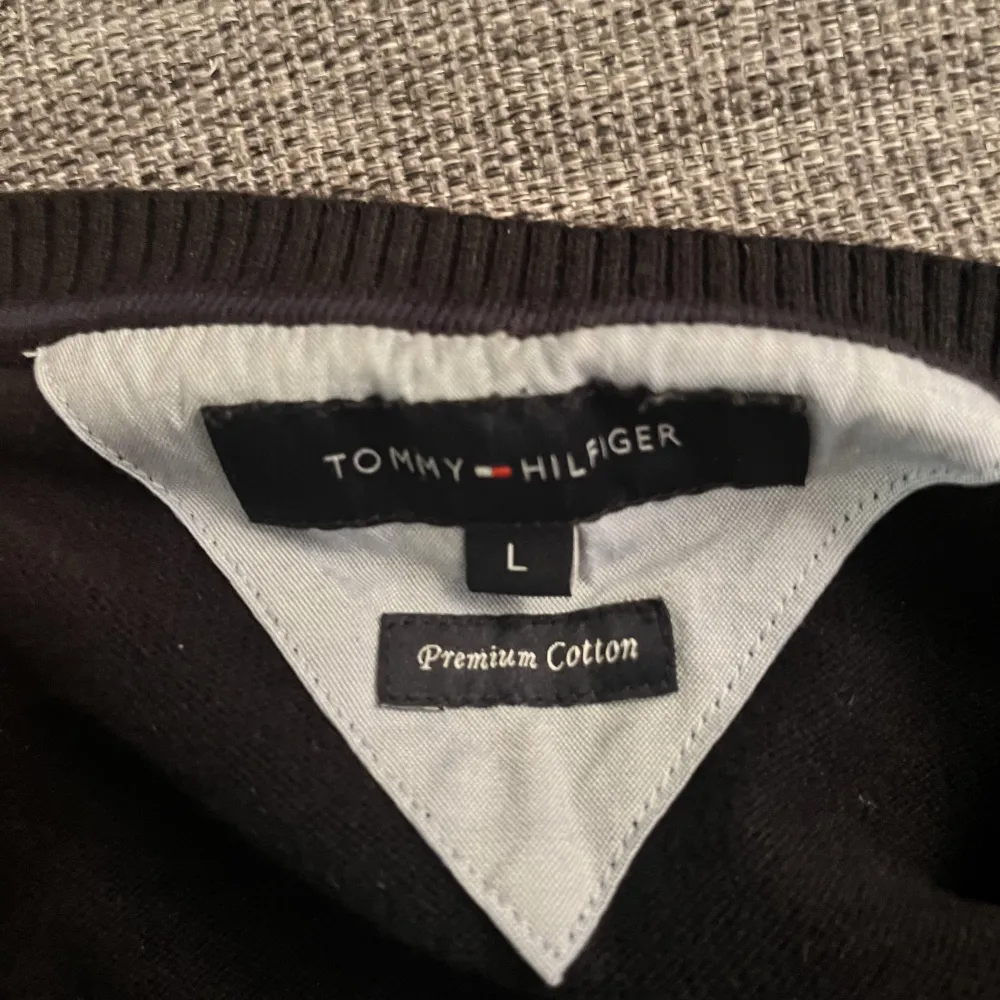 En super skön v stickad Tommy Hilfiger tröja . Tröjor & Koftor.