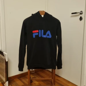 FILA Hoodie - Säljer en snygg Fila hoodie eftersom den blivit för liten. Storleken är 170-176 men passar S. Skick 4/5