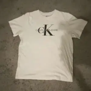 T- shirt med print. Använts 4 gånger. Inga fläckar eller märken.