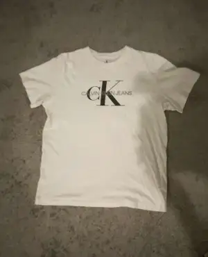 T- shirt med print. Använts 4 gånger. Inga fläckar eller märken.
