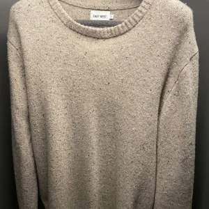 East west tröja  - Säljer denna riktigt feta tröja från East West då den inte kommer till användning. Köpt för 899, använd max 5 gånger så den är i mycket bra skick!