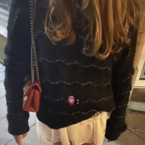 Stickad tröja  - Suuperfin stickad tröja med jäättefina detaljer/ volang, från zara, finns inte i sortimentet längre, köpt på plick av en annan sedan använd enbart en gång så bra skick, strl m men passar mig som brukar ha s också❤️❤️