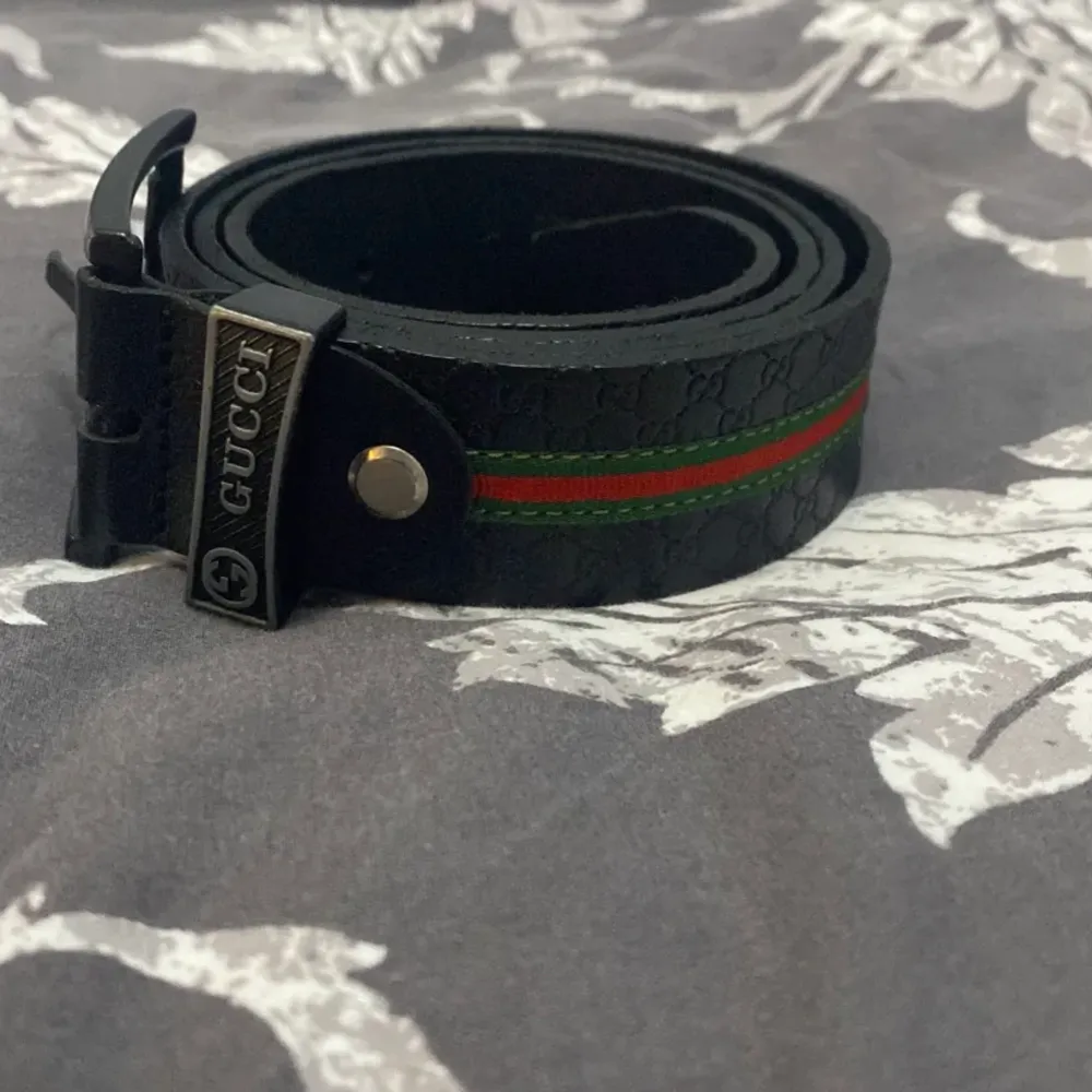 Säljer nu ett fint gucci bälte för 1200kr och bjuder på frakten⭐️💫. Bältet är det inget fel på eller något sånt det är i jätte bra skick. Skriv till mig om ni har några frågor så svarar jag så fort jag kan.!🌟. Accessoarer.