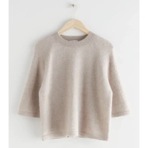 & other stories  - Säljer denna stickad tröja i alpacka då den inte kommer till användning längre. Har inga defekter och är i väldigt bra skicka om man utgår från att den är lite nopprig vid ärmarna. Originalpris är 690kr