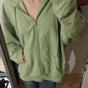 Hoodie  - En jätte fin grön hoodie frän H&M. Hoodien är i jätte bra skick. Köparen står för frakten.