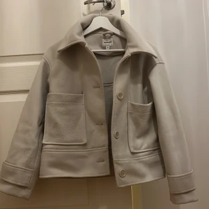 Kappahl kappa - Superfin kort kappa från Kappahl. Lite nopprig men går att ta bort om man har en noppringsmaskin😉
