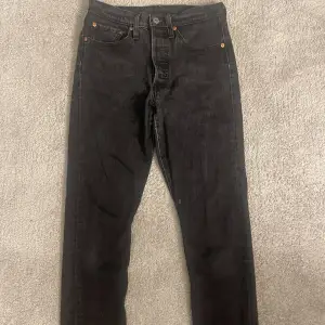 Svarta jeans från levis 