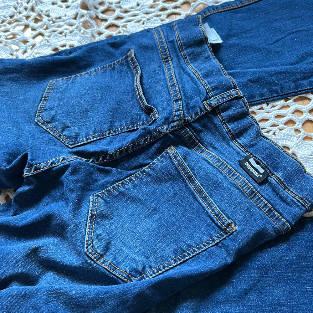  Jag säljer mina super snygga låg midja det blåa jeans från Carlings!!💗 de är använda max tre gånger! säljer på grund av att de inte kommer till någon användning . Jeans & Byxor.