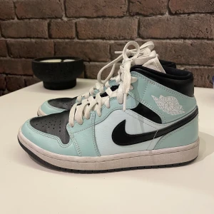 Nike Jordan  - Säljer mina Nike Jordan skor, de är modellen mid och storlek 38,5. Är väldigt sparsamt använda och är därför i väldigt bra skick! Säljer för 1000kr