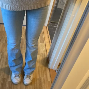 Bootcut jeans - Lågmidjade bootcutjeans från Gina som är slutsålda! Väldigt bra skick🤍