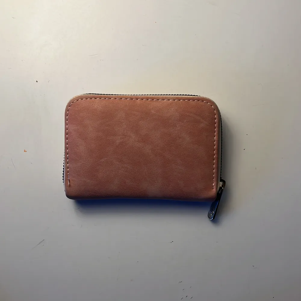 Jätte söt rosa plånbok med märket Michael Kors (Är antagligen en kopia, ej säker). Bra skick, ej använd. Accessoarer.