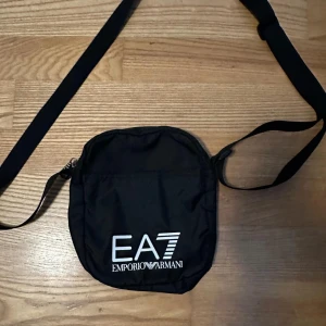 EA7  - En svart EA7 axelväska som inte kommer till användning, eftersom jag köpt en annan! Som är i bra stick