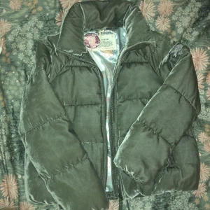 Trendig grön jacka odd molly  - Jacka i nyskick, aldrig använd💕 prislapp sitter kvar! Jätte varm och härlig jacka med en misty green färg! Köpt för ca 2500kr 