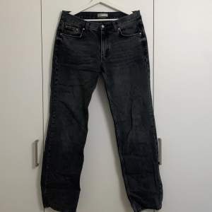 Low straight jeans från Gina Tricot. Storlek 40 men är aningen små så passar en 38 också. Nypris 499kr