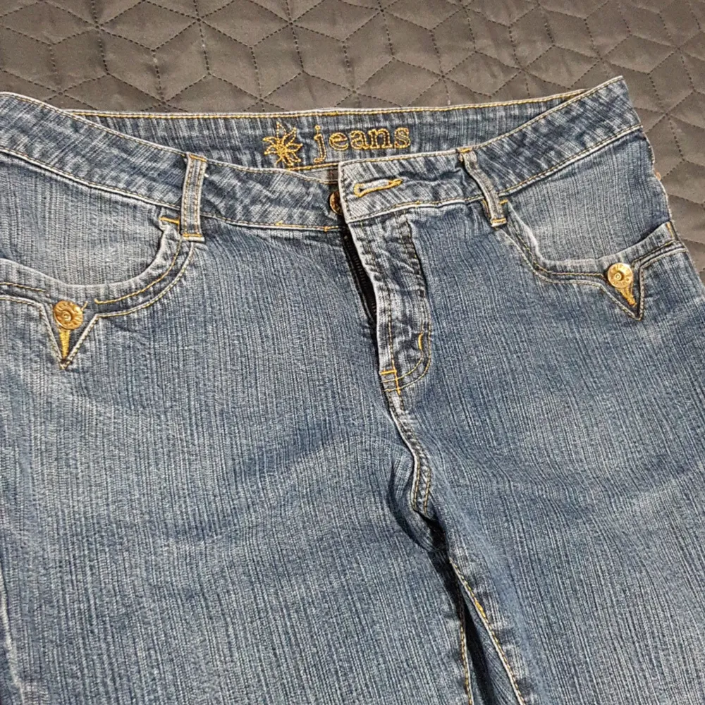 Jag säljer min jeans som är jätte fin skick storlek 40N från Flash. Köparen står för frakt. . Jeans & Byxor.