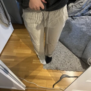 Byxor  - Jätte sköna byxor ifrån zara som man kan klä upp men även bara ha hemma 