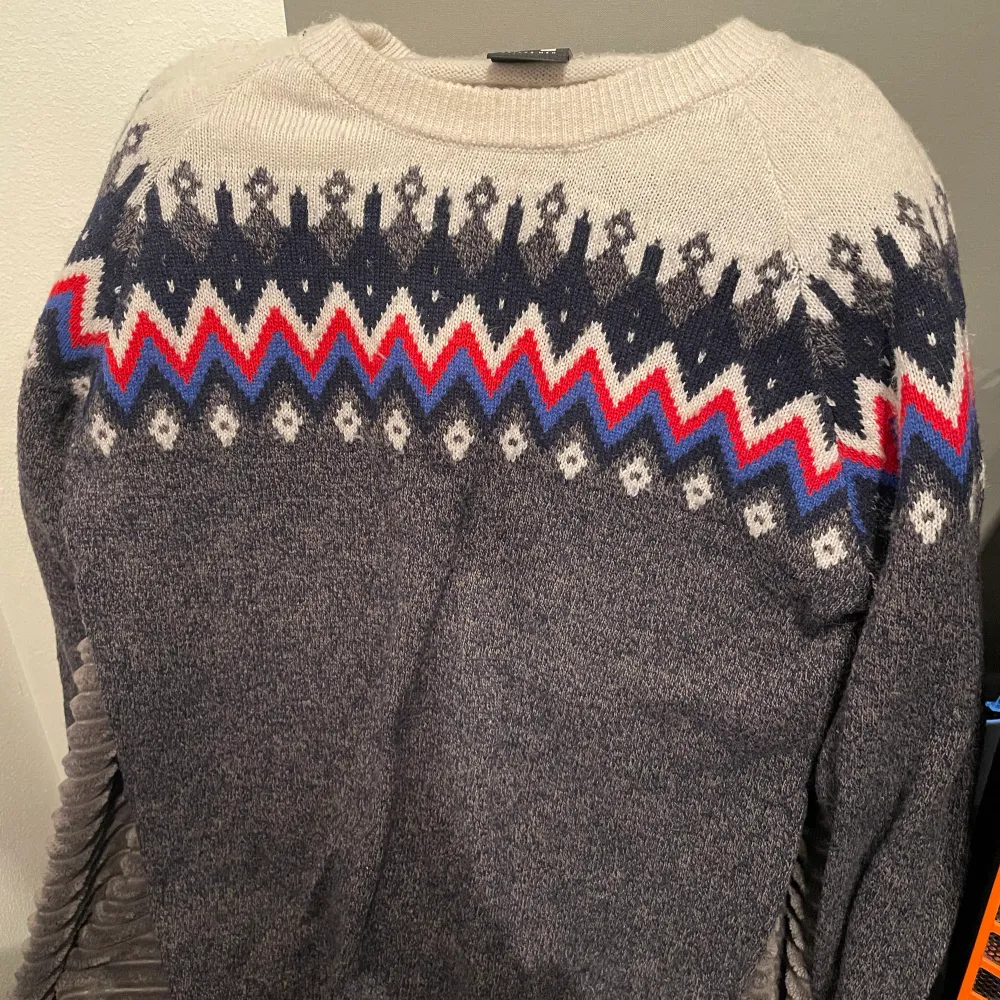 En kulinarisk sweatshirt som kan komma på under t.ex. Julafton, påskafton eller andra mustiga tillfällen.. Neuletakit & Villapaidat.