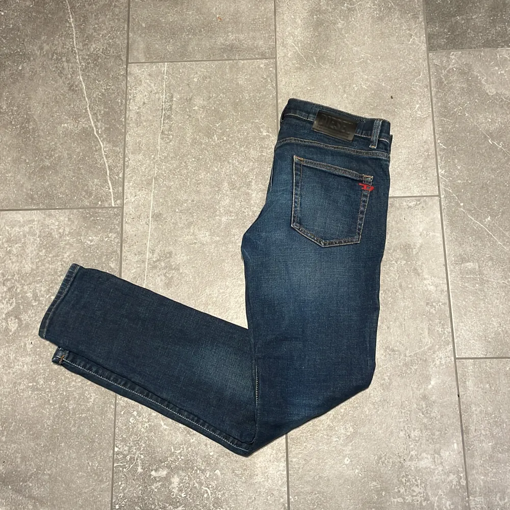 Säljer nu mina snygga diesel jeans! Dom sitter slim fit och passar perfekt till Grisch/Stockholms stilen. Jeansen är i toppskick(9,5/10) nypris:1800 mitt pris:579. Jeans & Byxor.