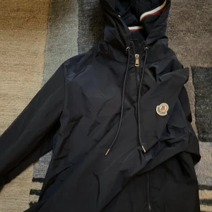 Moncler jacka  - Skön vindjacka size 4 