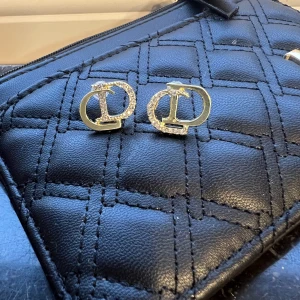 Stilrena örhängen - Jättefina oanvända örhängen. Kolla gärna mina andra annonser, är öppen för bud 🌸