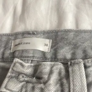 Gina jeans gråa straight❤️ dom är lite använda men inte mkt köpta för 699 säljes för 200❤️