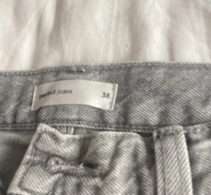 Gina jeans 🤍 gråa  - Gina jeans gråa straight❤️ dom är lite använda men inte mkt köpta för 699 säljes för 200❤️