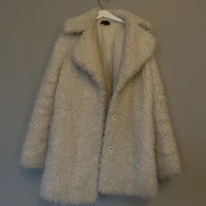 Fluffig jacka  - Säljer nu min super fina fluffiga jacka, perfekt nu till kallare värder! Säljer då den blivit för liten för mig. Är dock osäker på märket på jackan 
