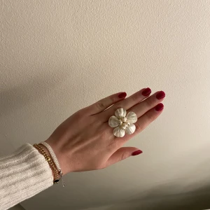 Ring - Så sjukt fin blomring som är justerbar i storleken🥰 