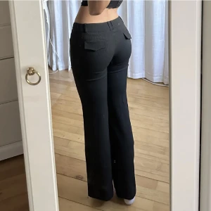 Kostymbyxor - Säljer dessa kostymbyxorna då de tyvärr inte passar mig. Midja 76cm, innerben 77cm. (Lånade bilder)💞💞