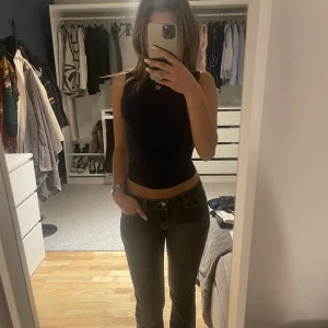 Low Waist Levis jeans  - Säljer mina lågmidjade Levis jeans för dom inte kommer till användning men fortfarande fint skick. Står att det är M men funkar för mig som är xs- s