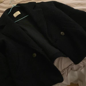 Zara kappa - Säljer nu min fina kappa som är köpt från förra året från zara pga att den är för liten för dig. Den sitter fint som en tre kvarts. Kontakta för mer info!💓