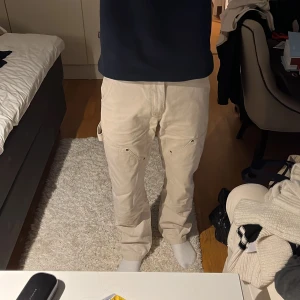 Carpenter byxor - Säljer mina beigea carpenter jeans. De är i väldigt bra skick och passar perfekt på mig som är 183cm.