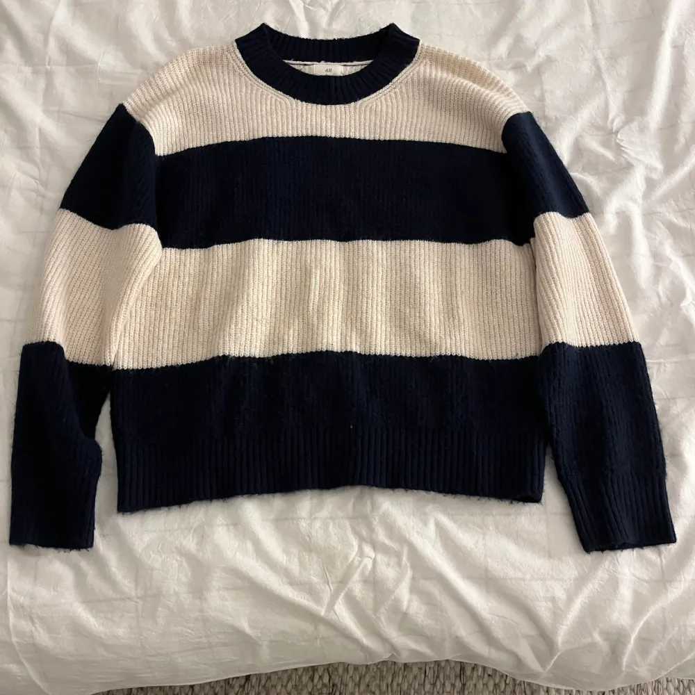 Superfin marinblå/vit stickad tröja från H&M, M men oversized, knappt använd . Neuleet.