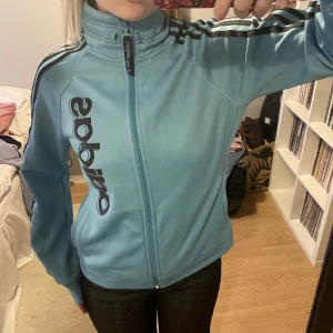 Kofta adidas - Snygg kofta från adidas