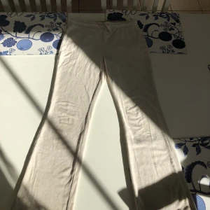 Mjukisbyxor från Gina tricot 💗 - Jätte mysiga och snygga mjukis byxor från Gina tricot. Perfekta att ha hemma om man vill ha något mysigt på sig men också ha i skolan. De är i färgen Begie och storleken är 158/164. Dem är i bra skick men säljer dem för att de har blivit för små. 💕💗