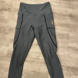 Maya Delorez ridbyxor  - Säljer dessa maya Delorez ridbyxor i storlek xs. Använda men Inget täcken på slitage. Grå/grön färg. Köpta för 800kr, säljs för 450kr