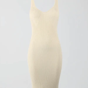 Klänning Gina Tricot - Oanvänd ribbad stickad klänning i storlek L (liten i storleken,mer M). Sista bilden visar färgen. 