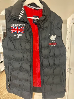 Polo väst - Polo väst  Använd men bra sick Pris kan diskuteras  Betala swish Ny pris 1000 kr 