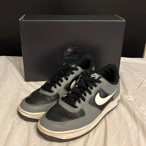 Nike Air Force - Nike Air Force sko storlek 40,5. Helt okej skick använda ungefär ett år. 