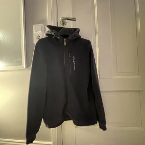 Sail racing hoodie - Säljer min sail racing hoodie kommer ej till användning skick 8/10