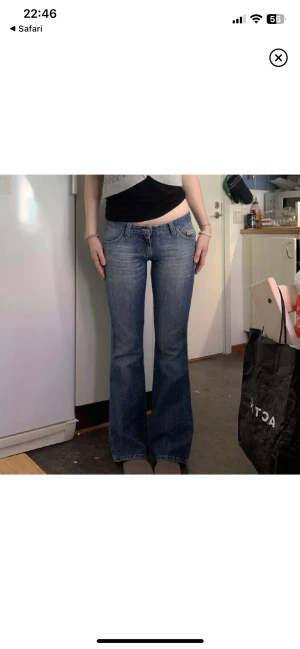 Big star jeans - Jättesnygga lågmidjade jeans från big star som jag säljer för att de är för stora för mig. De är i fint skick. Midjemått: 38cm rakt över, innerbenslängd: ca 80cm. Hon på bilden är ca 165cm lång. (Lånade bilder) kan tas egna