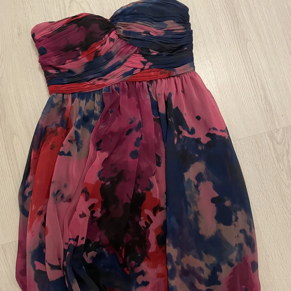 Säljer denna fina bandeau klänningen för att den har blivit för liten för mig✨. Klänningar.