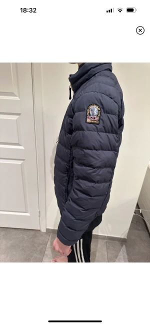 Jacka  - Parajumpers jacka i väldigt bra skick. 