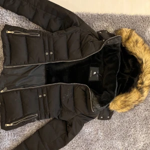 Vinterjacka  - Vinterjacka från Zara i storlek XS🤍Fake päls!  (lite smuts på den på bilderna, tvättas såklart innan den skickas)