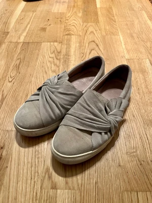 Sneakers grå - Sneakers grå för dam, sällan använda, säljes då modern inte vill ha de i garderoben längre! Sulan är lite sliten
