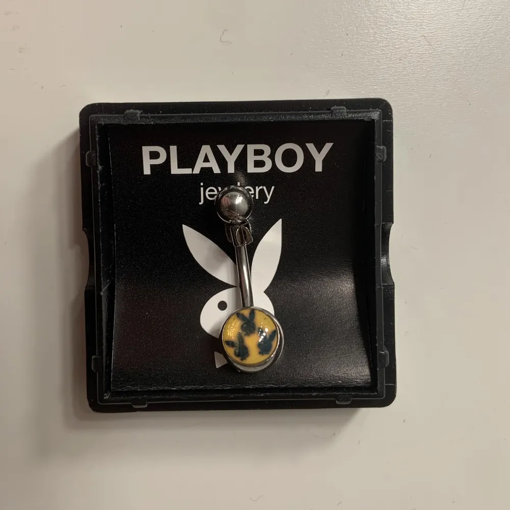 Säljer denna fina Playboy navelpiercing, aldrig använt. Accessoarer.