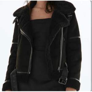 Säljer nu denna jacka från Zara. Den är i storlek S och är i superfint skick perfekt nu på hösten! 