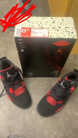 Jordans 4 - Jordans 4!! helt nya!! storlek 42!! Svart o röda!!  