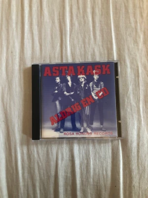 aldrig en cd - asta kask - begagnat fint skick. ⭐️  tar ej köp nu!!! betalning via swish i privat chatt. frakt tillkommer på 45kr ifall du ej kan mötas upp i östersund.