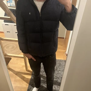 Polo Ralph lauren jacka - Skit snygg jacka från Ralph lauren. Jag är 190 och den sitter kort på mig. Og pris är 3000, mitt pris är 699kr!🤩🤩